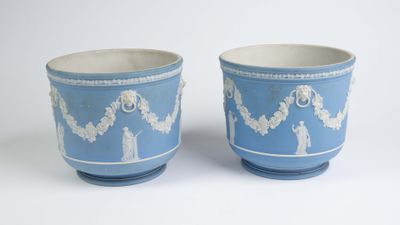 une paire de vases bleus et blancs ornés de motifs sur fond blanc