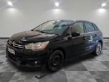 la photo d'une petite voiture noire garée dans un garage