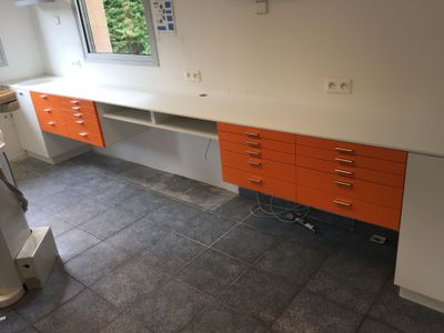 Un mobilier de cabinet médical en bon état avec évier et pla…