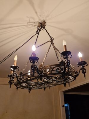 un lustre suspendu au plafond