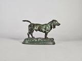 statue en bronze représentant un chien debout sur un socle