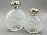 paire de flacons de parfum vintage en verre avec des finitions dorées