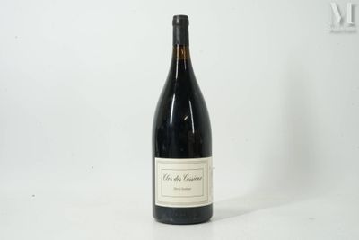 la bouteille de vin est posée sur une surface blanche