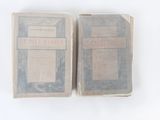 un vieux livre ouvert sur deux pages du même ouvrage