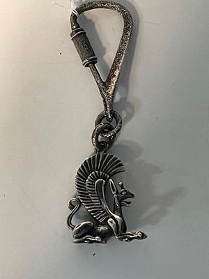 Porte clé en argent figurant un sphinx ailé.