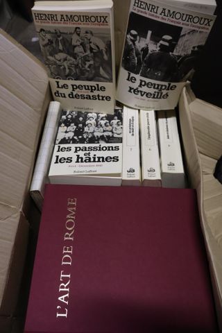 Lot de 2 cartons dont ouvrages d’art sur Rome , 2 livres sur Remb...