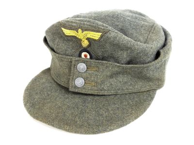 une image représentant un chapeau militaire orné d'un oiseau