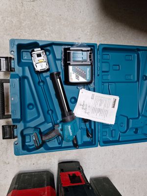 une boîte à outils bleue avec des outils sur le sol