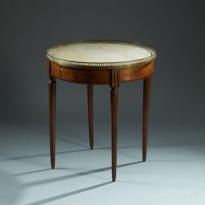 une image d'une petite table avec un plateau en marbre