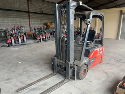 un chariot élévateur dans un entrepôt, avec de nombreux vélos en arrière-plan