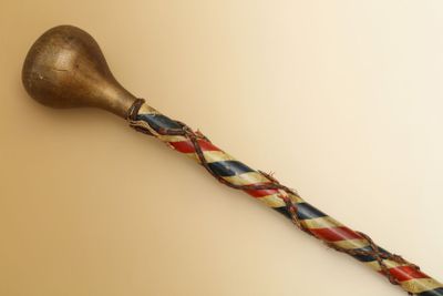 CANNE de conscrit en bois peint tricolore, avec cordelette a… - Photo 1