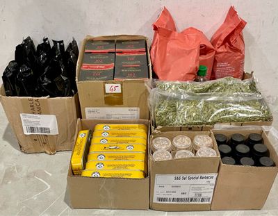 de nombreuses boîtes de nourriture posées sur le sol les unes à côté des autres