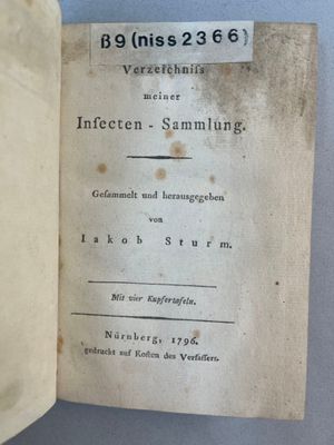 un vieux livre ouvert sur une table