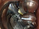 une boîte remplie de cuillères en argent, avec des cuillères à l'intérieur