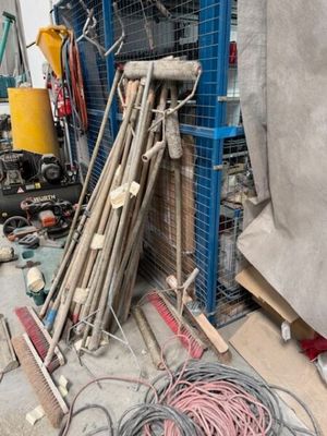 un tas de fils et d'autres objets par terre