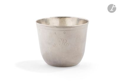 une coupe en argent posée sur une surface blanche, sur fond blanc