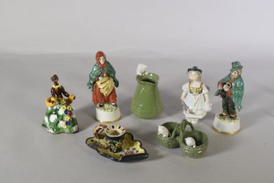 de nombreuses figurines posées sur une table
