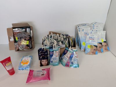de nombreux objets posés sur une table