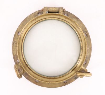 une image représentant un hublot en laiton sur fond blanc