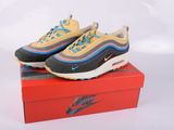 La Nike Air Max 95 présente une bande jaune et bleue sur la semelle.