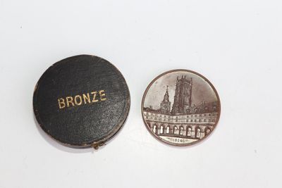 une image représentant une pièce de monnaie et une brochure posées sur une surface blanche