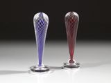 deux vases posés sur une table