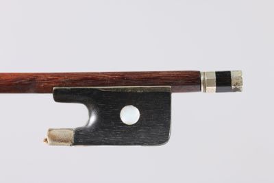gros plan d'un archet de violon sur fond blanc