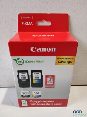 un gros plan sur une boîte de cartouches d'encre Canon posée sur une table