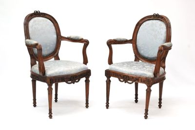 une paire de chaises en bois sculpté avec un revêtement bleu, revêtement bleu, revêtement bleu, revêtement bleu, revêtement bleu, revêtement bleu, revêtement bleu