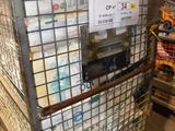 un caddie rempli d'articles dans un magasin