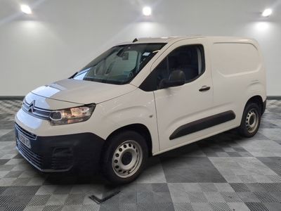 la camionnette blanche est garée sur le sol en damier d'une pièce