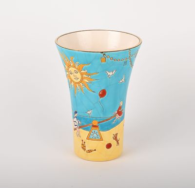 un vase bleu orné d'une illustration représentant une scène de plage