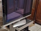 un téléviseur à écran plat posé sur un support dans un salon