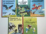 quatre livres pour enfants sont alignés sur une surface blanche