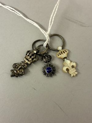 un porte-clés auquel sont accrochés plusieurs breloques