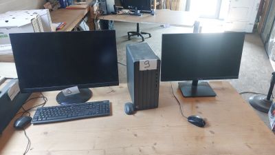 deux écrans d'ordinateur et un clavier sur un bureau