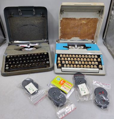 une machine à écrire et d'autres objets qui se trouvent sur la table