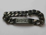 un gros plan sur un bracelet sur lequel figure un prénom