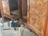 une armoire en bois surmontée d'un miroir