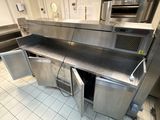 un grand comptoir en acier inoxydable dans une cuisine commerciale