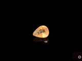 un diamant dans l'obscurité, sur fond noir