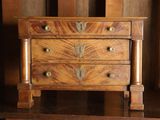 une petite commode en bois posée sur une table