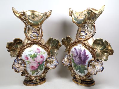 deux vases ornés de fleurs et de feuilles