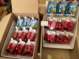 deux cartons de sodas et de bonbons posés sur la table