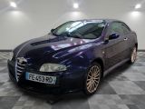 la photo d'une voiture violette garée dans un garage