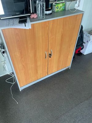 une petite armoire sur laquelle est posé un ordinateur portable