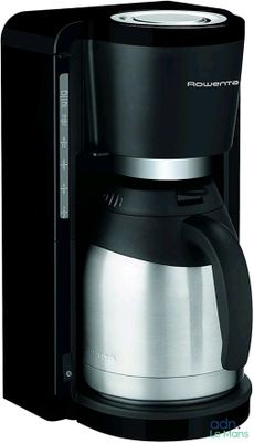 La cafetière est noire et argentée, avec une carafe en verre.