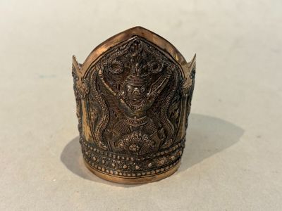 une bague en argent sur laquelle est gravée l'image d'un démon