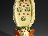 une sculpture en céramique représentant une femme avec des fleurs sur la tête