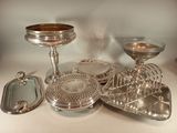 une table sur laquelle sont posés des objets en argent, avec un miroir posé dessus